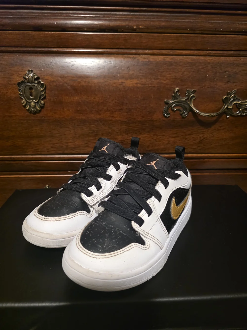 Jordan Kids Low-Top Sneakers in Black, White & Gold
